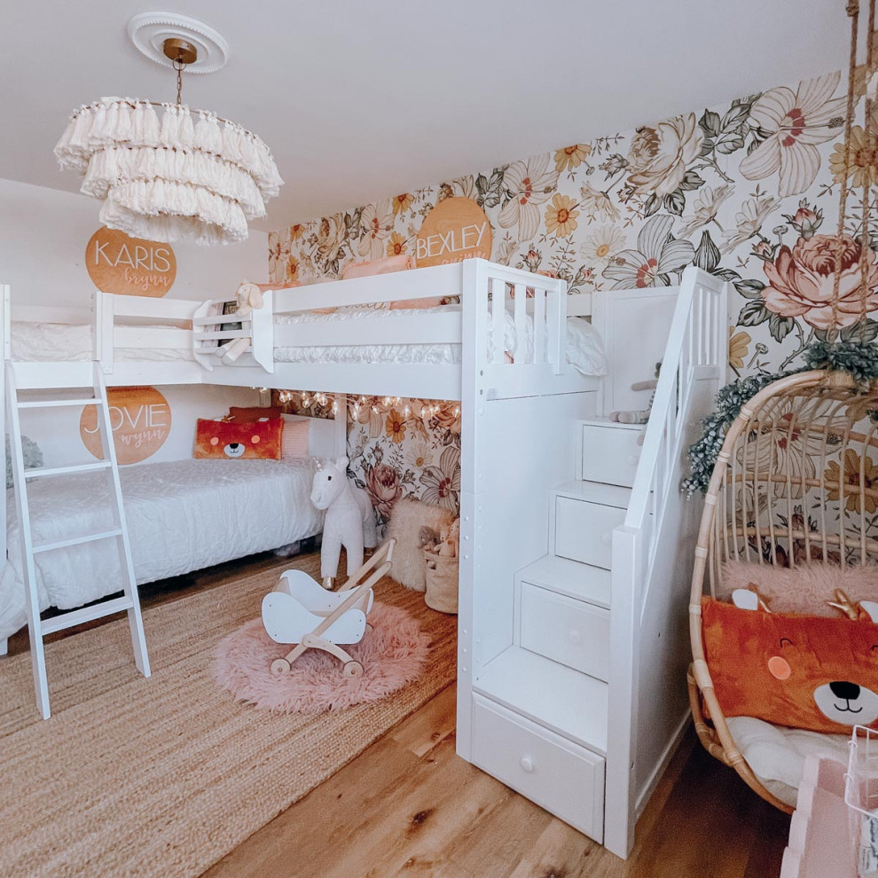 Diseño de habitación de niña de 4 a 10 años ecléctica grande con paredes multicolor, suelo de madera clara, suelo multicolor y papel pintado