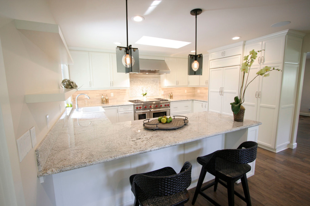 Inspiration for a mid-sized beach style u-shaped eat-in kitchen in Los Angeles with with island.