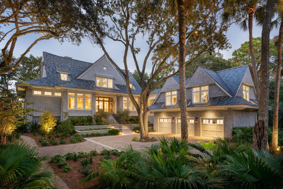 Zweistöckiges Maritimes Haus mit grauer Fassadenfarbe, Satteldach, Schindeldach, grauem Dach und Schindeln in Charleston