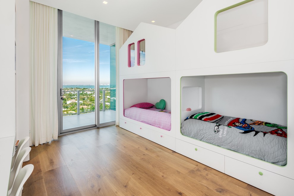 Großes Modernes Schlafzimmer mit rosa Wandfarbe in Miami