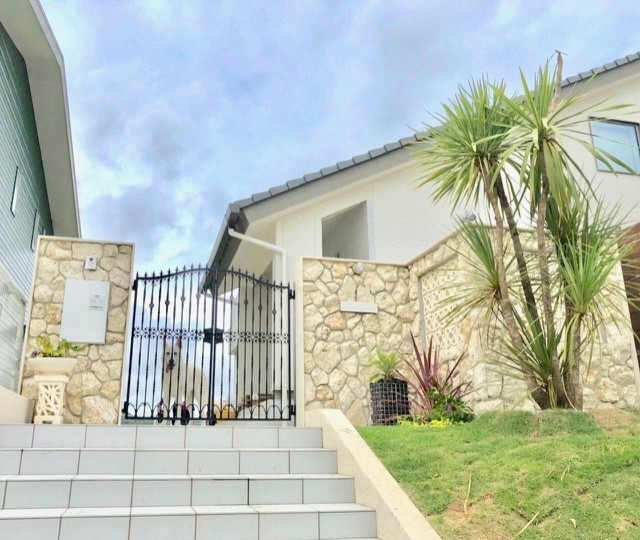 他の地域にあるビーチスタイルのおしゃれな家の外観の写真