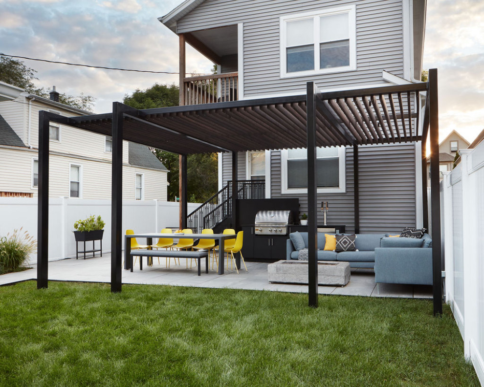 Design ideas for a mid-sized contemporary backyard full sun garden for summer in Chicago.