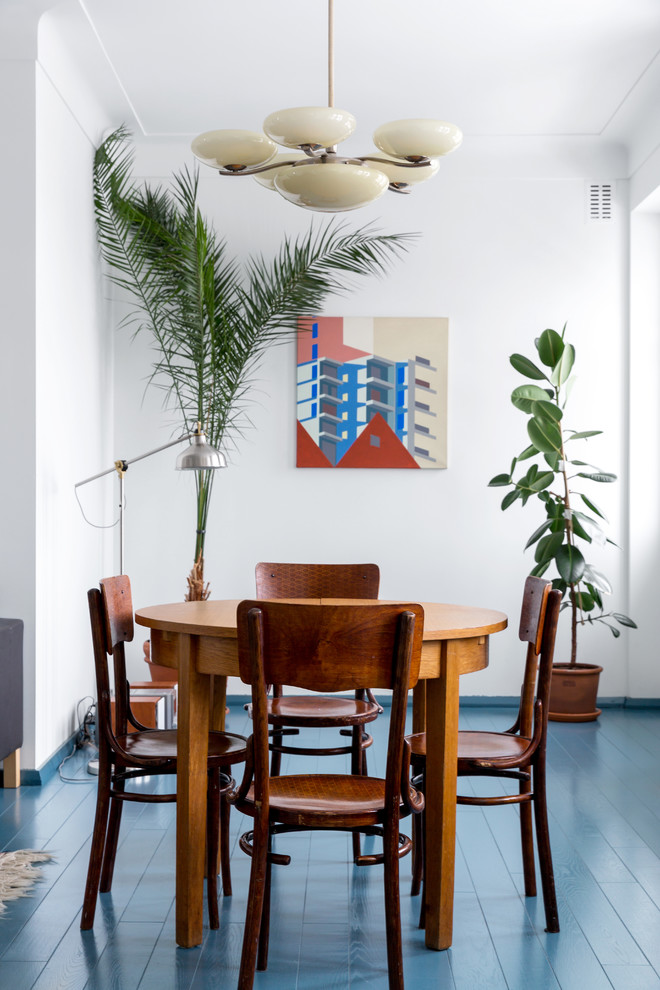 На фото: гостиная комната в стиле ретро с деревянным полом и синим полом