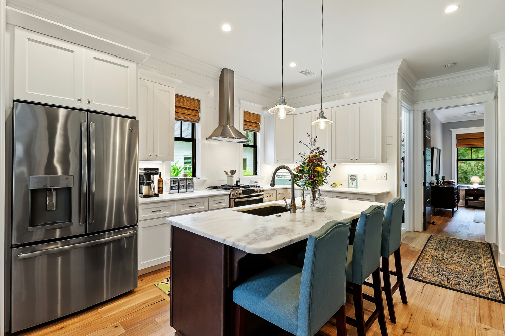 Mid-sized transitional kitchen in Charleston with with island.