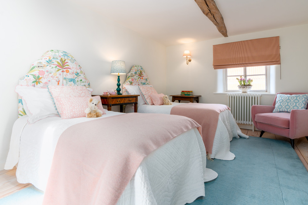 Mittelgroßes Klassisches Mädchenzimmer mit Schlafplatz, weißer Wandfarbe, gebeiztem Holzboden, braunem Boden und freigelegten Dachbalken in Sonstige