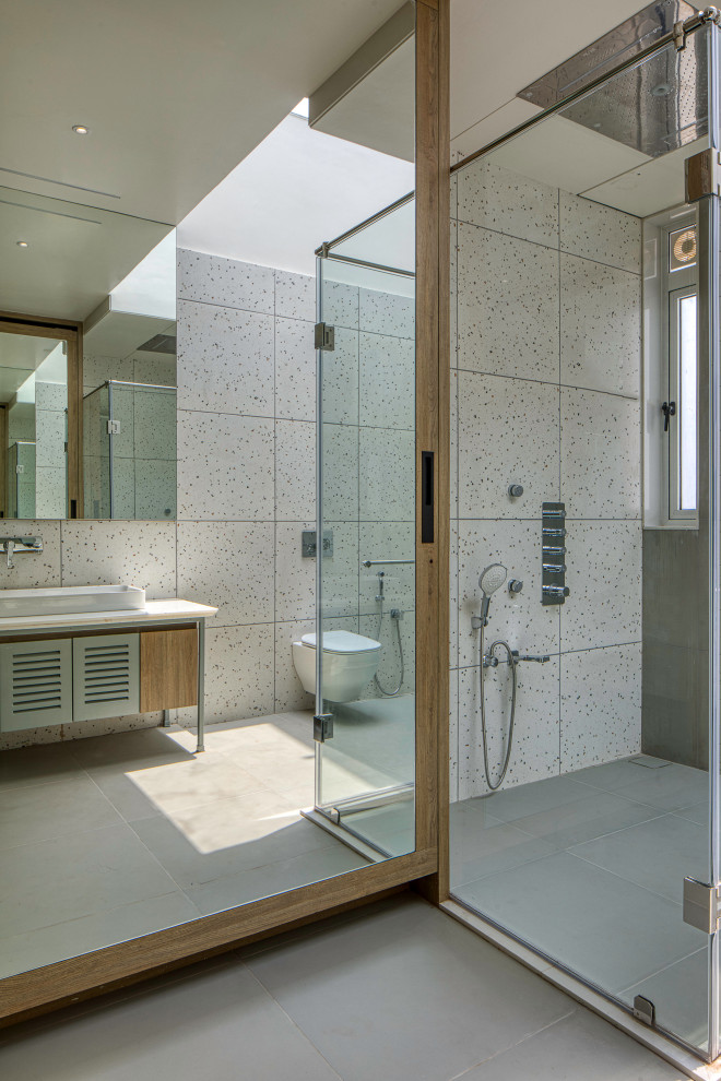This is an example of a contemporary bathroom in Ahmedabad.