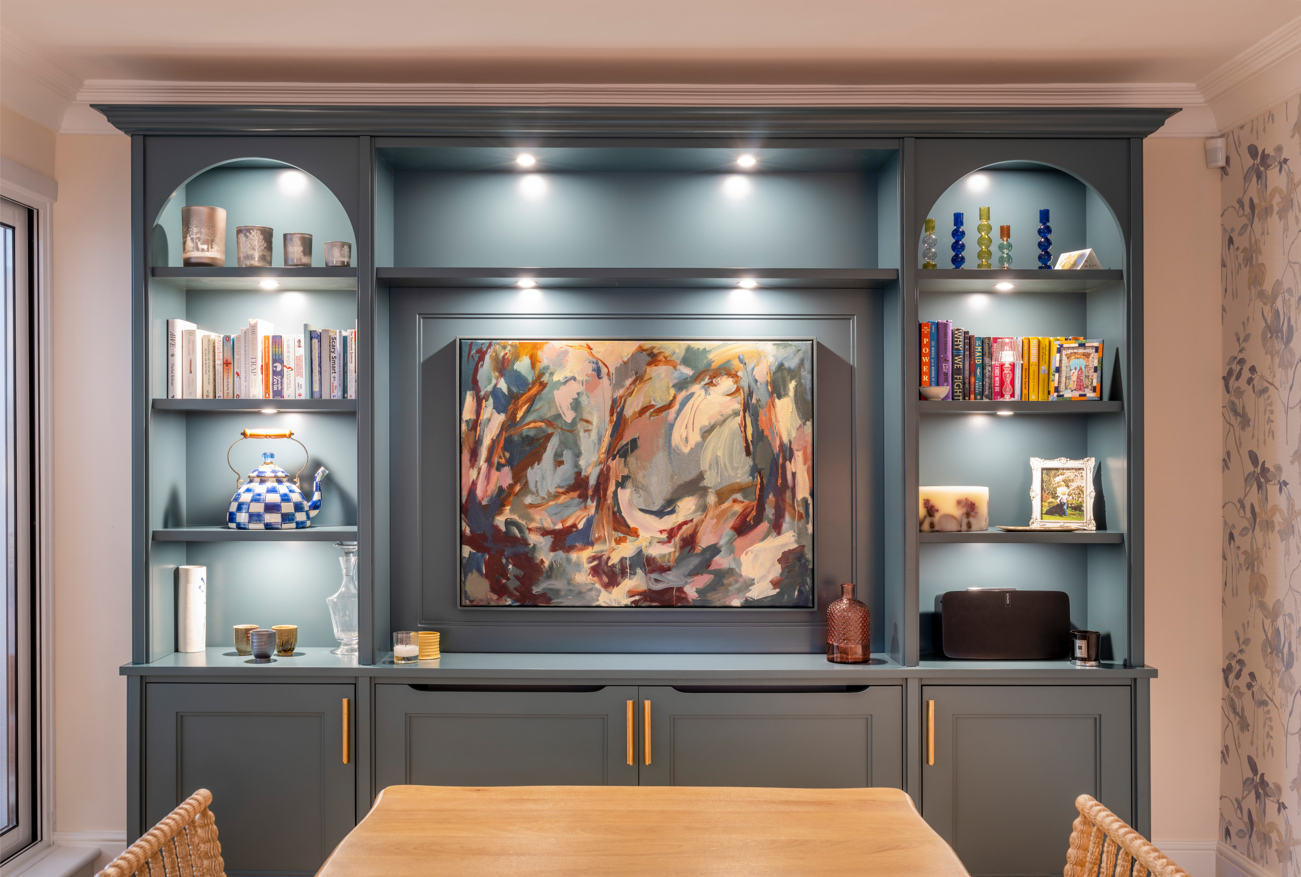 Example of a minimalist dining room design in London