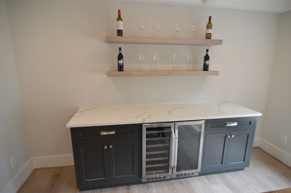 Ejemplo de bar en casa lineal tradicional renovado pequeño con armarios con paneles empotrados, puertas de armario grises, encimera de cuarzo compacto y encimeras blancas