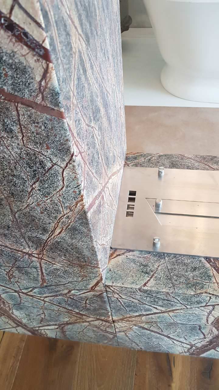 Облицовка биокамина индийским мрамором Бидасар браун