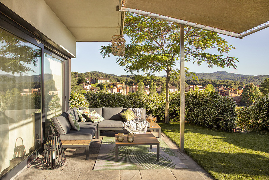Foto de terraza in patio trasero and anexo de casas With chimenea