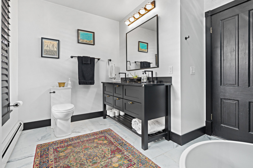 Immagine di una stanza da bagno padronale minimal di medie dimensioni con ante con riquadro incassato, ante nere, top nero, due lavabi e mobile bagno freestanding
