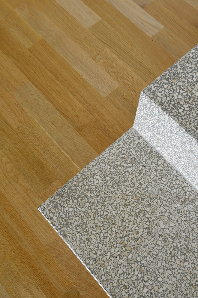 Große Moderne Betontreppe in L-Form mit Beton-Setzstufen und Mix-Geländer in Berlin