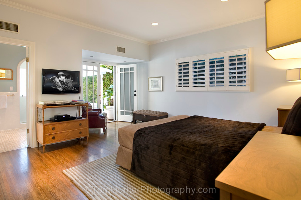 Photo of a traditional master bedroom in Los Angeles.