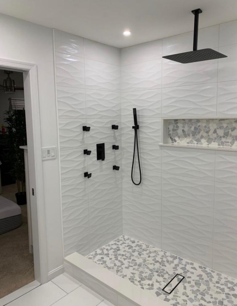 Immagine di una stanza da bagno padronale moderna di medie dimensioni con nessun'anta, ante bianche, piastrelle bianche, top piastrellato, top bianco, un lavabo e mobile bagno incassato