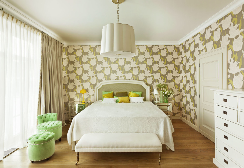 На фото: хозяйская спальня в классическом стиле с разноцветными стенами и паркетным полом среднего тона