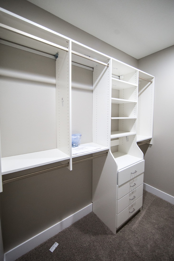 Inspiration for a transitional closet remodel in Cedar Rapids
