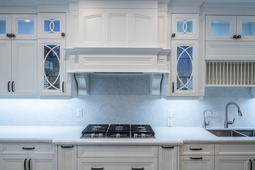 Example of a trendy kitchen design in Toronto