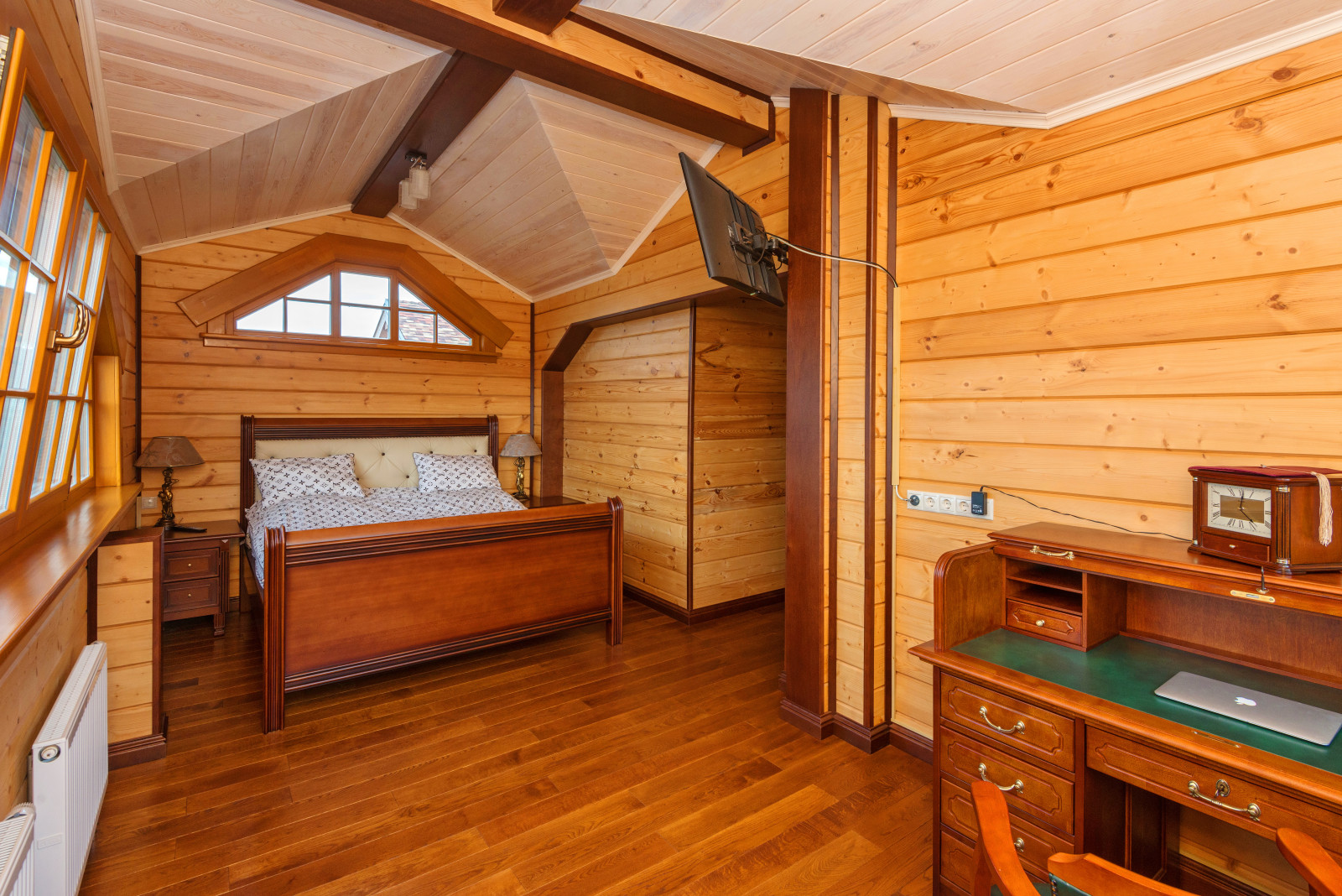 Спальня в доме из клееного бруса по индивидуальному проекту
