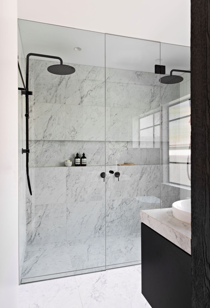 シドニーにあるインダストリアルスタイルのおしゃれな浴室 (黒いキャビネット、ダブルシャワー、白いタイル、大理石の床、タイルの洗面台、ニッチ、洗面台1つ、羽目板の壁、磁器タイル) の写真