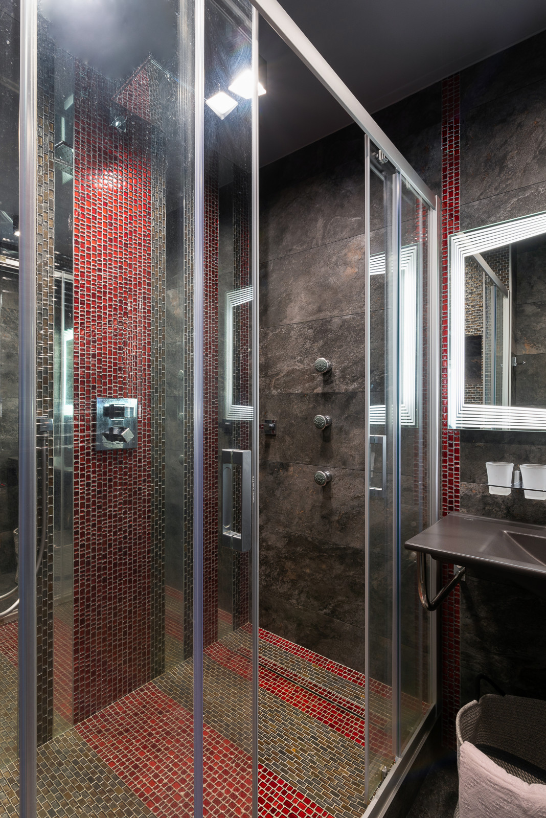 Разные полюса.