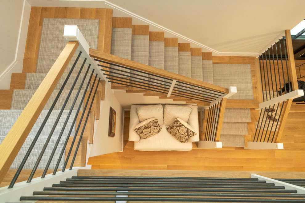 Inspiration pour un escalier rustique en L avec des marches en bois et un garde-corps en câble.