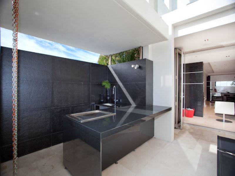 Design ideas for a contemporary patio in Gold Coast - Tweed.