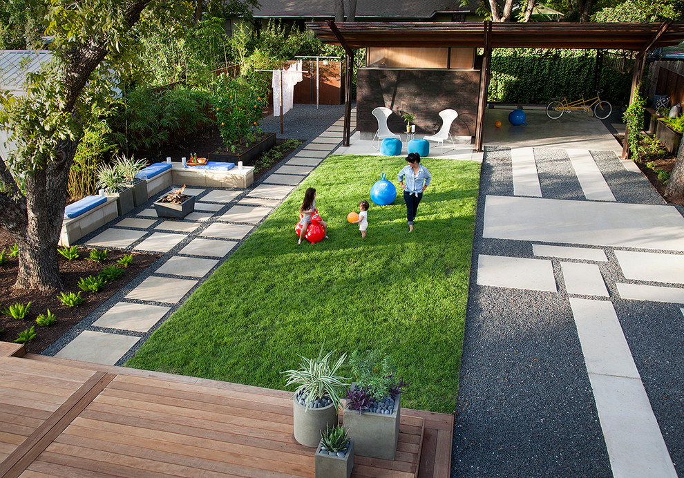 Inspiration for a modern landscaping in Austin.