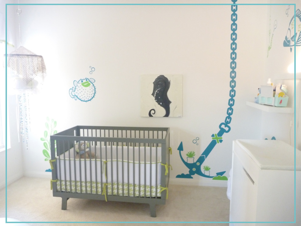 Aménagement d'une petite chambre de bébé garçon moderne avec un mur blanc et moquette.