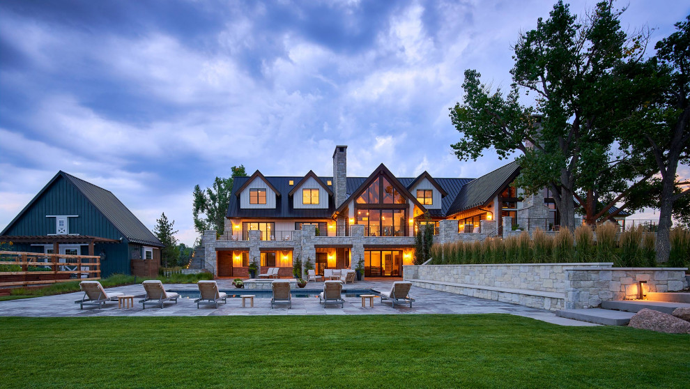 Großes, Dreistöckiges Country Einfamilienhaus mit Mix-Fassade, weißer Fassadenfarbe, Satteldach, Blechdach, schwarzem Dach und Wandpaneelen in Denver