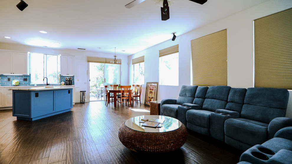 Großes, Offenes Retro Wohnzimmer mit beiger Wandfarbe, dunklem Holzboden, Multimediawand und braunem Boden in Los Angeles