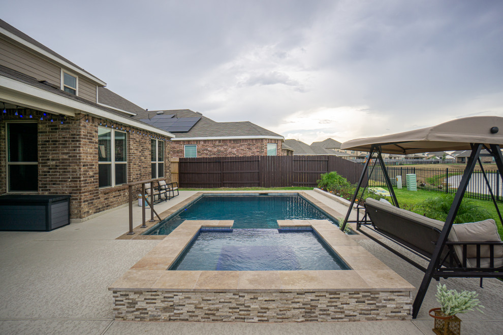 Idées déco pour une piscine arrière classique de taille moyenne et rectangle avec une terrasse en bois.