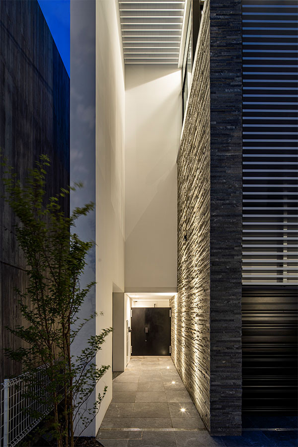 Foto de fachada de casa blanca y blanca minimalista de tres plantas