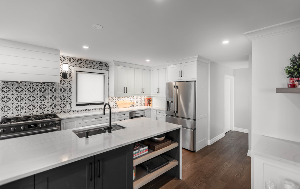 Kitchen - transitional kitchen idea in Toronto