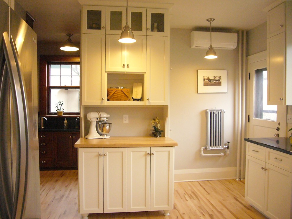 Design ideas for a transitional home design in Minneapolis.