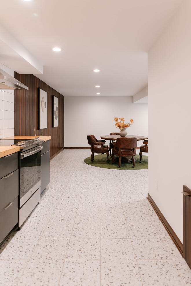 Kitchen - rustic kitchen idea in Omaha
