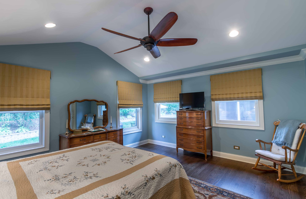 На фото: хозяйская спальня среднего размера, в белых тонах с отделкой деревом в классическом стиле с синими стенами, паркетным полом среднего тона, коричневым полом, сводчатым потолком и обоями на стенах без камина с