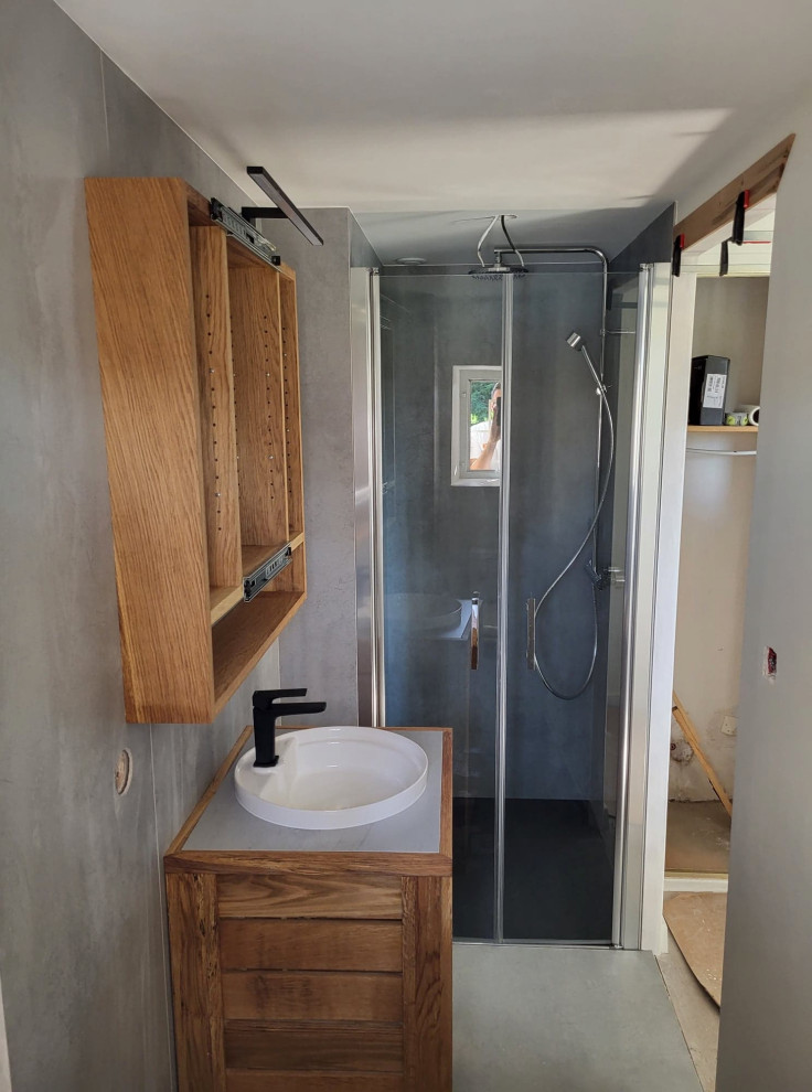 Esempio di una piccola stanza da bagno moderna con doccia a filo pavimento, piastrelle grigie, piastrelle in ceramica, pareti grigie, pavimento con piastrelle in ceramica, lavabo a bacinella, pavimento grigio e un lavabo