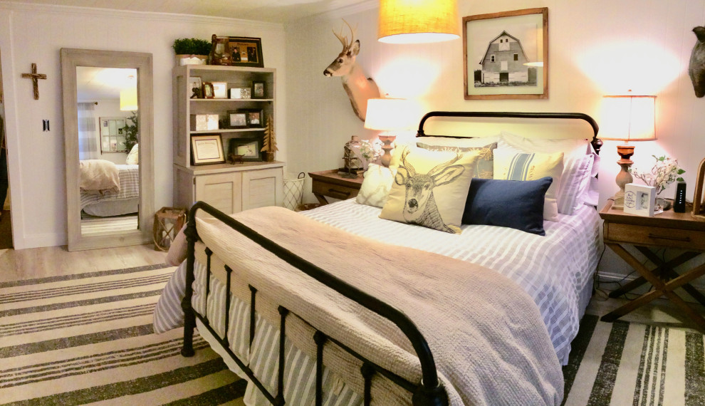 Ejemplo de dormitorio campestre con paredes grises y suelo de madera en tonos medios
