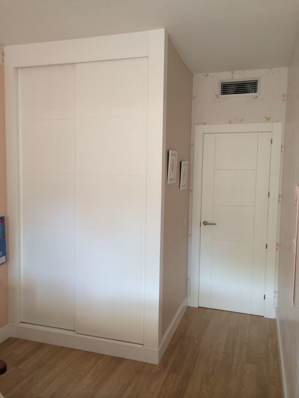 Modelo de hall clásico renovado pequeño con suelo de madera en tonos medios, puerta simple y puerta blanca