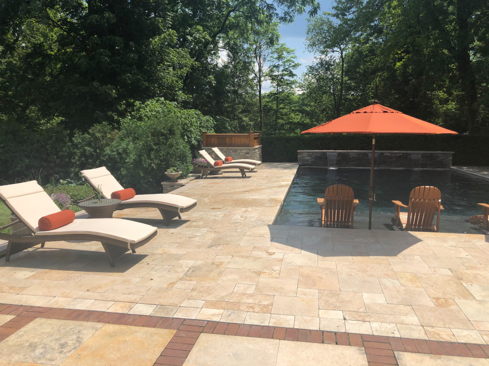 Transitional pool photo in New York