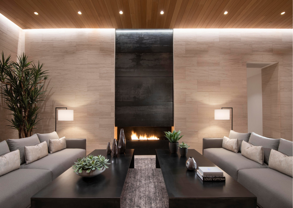 Свежая идея для дизайна: изолированная гостиная комната в современном стиле с горизонтальным камином, деревянным потолком и бежевыми стенами - отличное фото интерьера