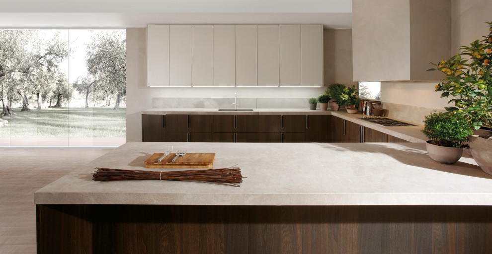 Foto di una grande cucina moderna con lavello sottopiano, ante lisce, ante in legno bruno, top in quarzo composito, paraspruzzi in quarzo composito, parquet chiaro e top grigio