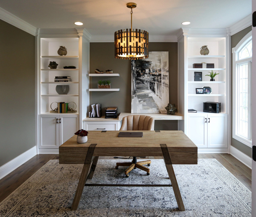 Ispirazione per un ufficio classico di medie dimensioni con pareti beige, pavimento in legno massello medio, scrivania autoportante e pavimento marrone