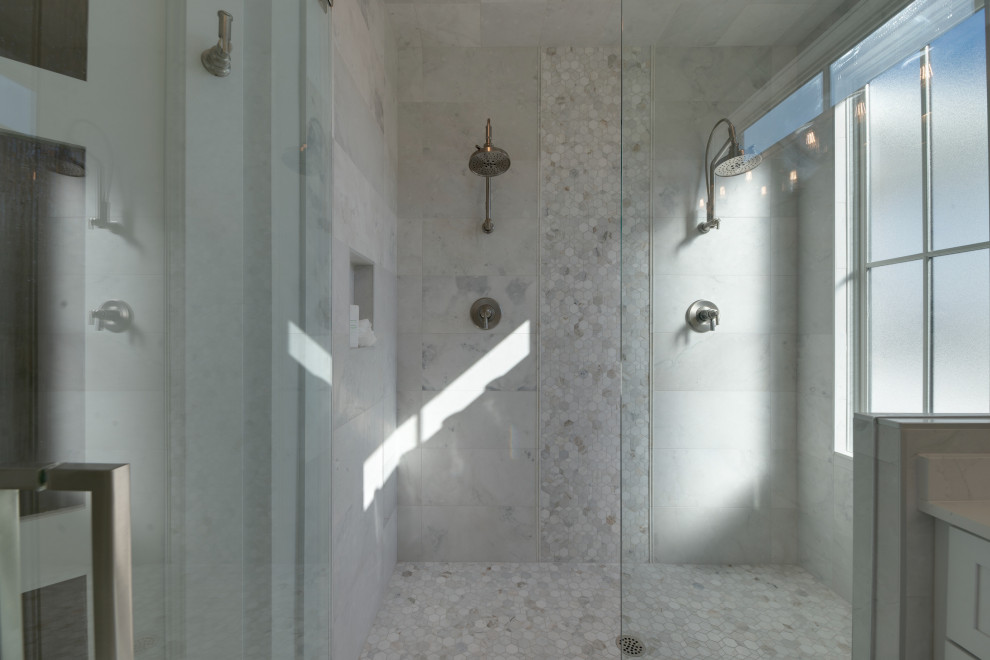 Bild på ett mellanstort lantligt vit vitt en-suite badrum, med skåp i shakerstil, vita skåp, en dubbeldusch, en toalettstol med separat cisternkåpa, vit kakel, marmorkakel, grå väggar, marmorgolv, ett undermonterad handfat, bänkskiva i kvarts, vitt golv och dusch med gångjärnsdörr