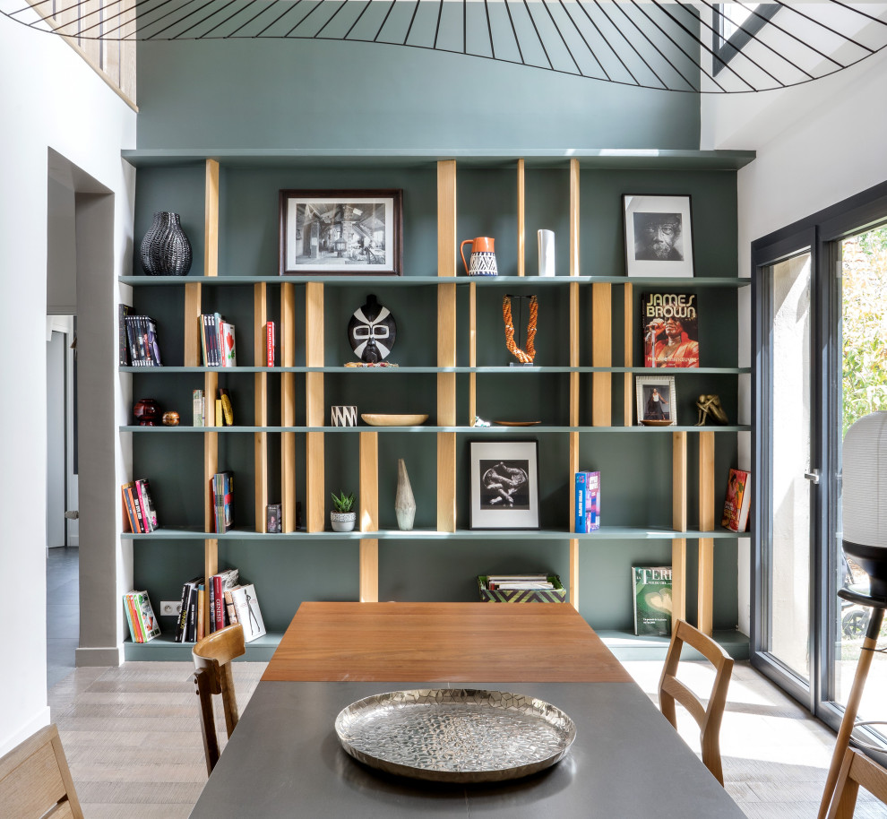 Idee per una sala da pranzo aperta verso il soggiorno minimal con pareti verdi e pavimento beige