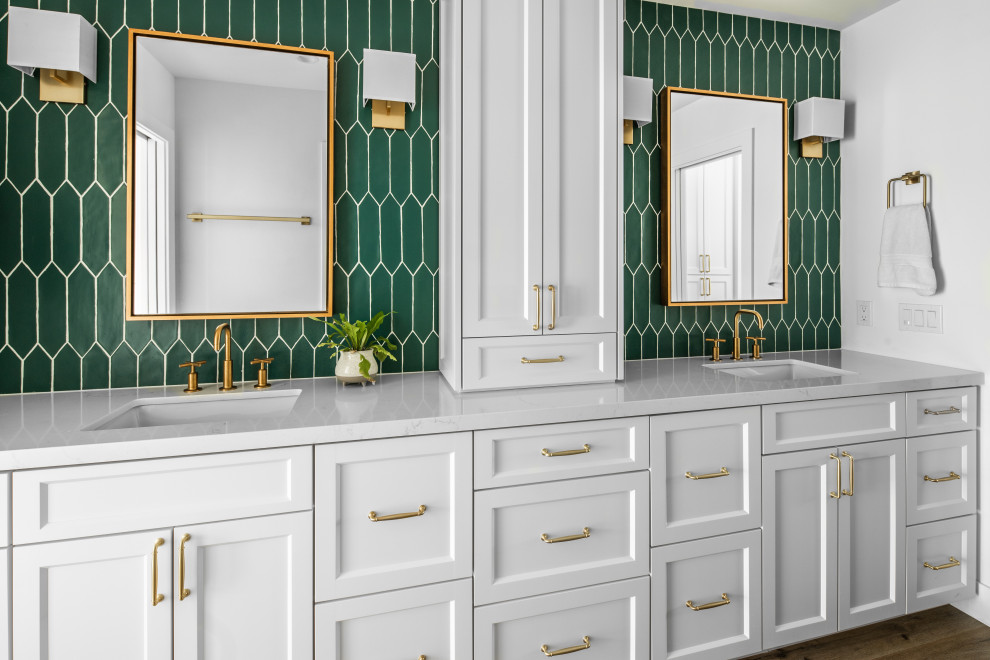 Идея дизайна: большая ванная комната в стиле кантри с фасадами в стиле шейкер, зелеными фасадами, душем без бортиков, унитазом-моноблоком, зеленой плиткой, мраморной плиткой, белыми стенами, полом из керамической плитки, врезной раковиной, столешницей из кварцита, бежевым полом, шторкой для ванной, белой столешницей, нишей, тумбой под две раковины и встроенной тумбой