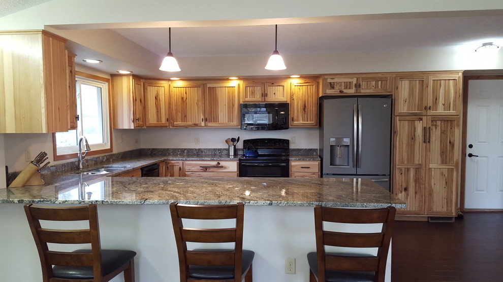 Eat-in kitchen - u-shaped dark wood floor eat-in kitchen idea with an undermount sink, stainless steel appliances and a peninsula