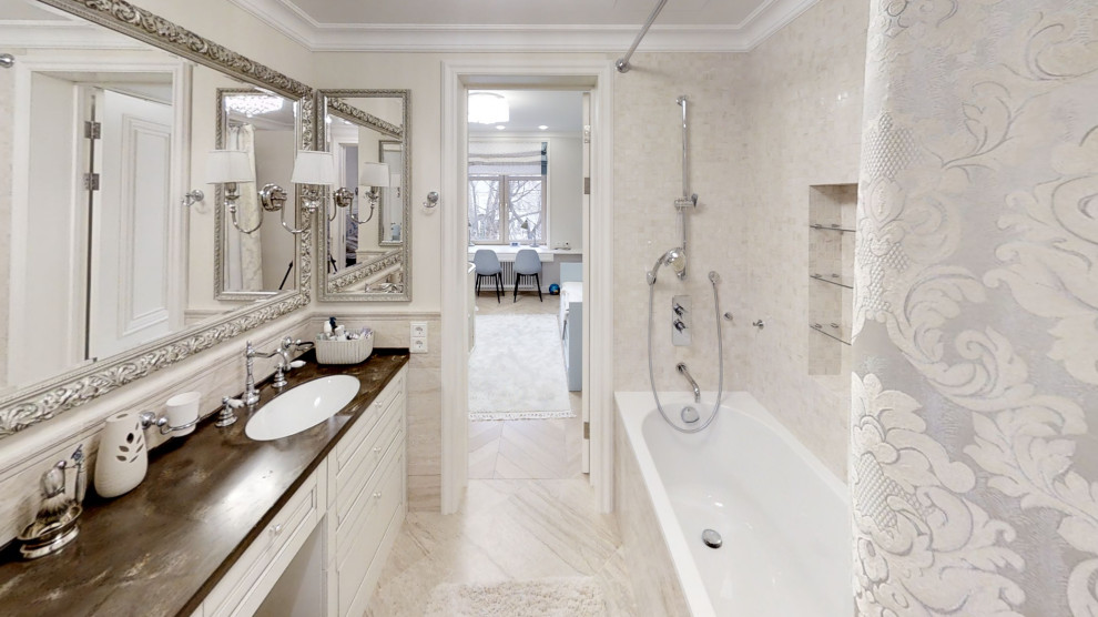 Ванная комната с двумя дверями. Проходная комната.