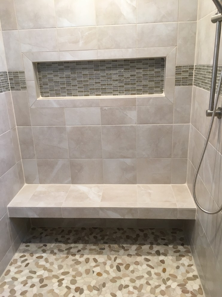 Пример оригинального дизайна: большая главная ванная комната в современном стиле с открытым душем, бежевой плиткой, керамогранитной плиткой, серыми стенами, полом из галечной плитки, бежевым полом и открытым душем