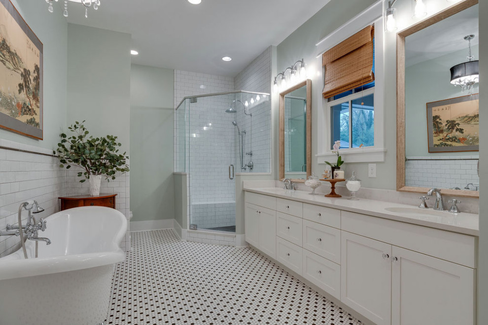 Idées déco pour une salle de bain principale campagne de taille moyenne avec un placard à porte shaker, des portes de placard blanches, une baignoire sur pieds, une douche d'angle, un carrelage blanc, un mur vert, un sol en carrelage de terre cuite, un lavabo encastré, un plan de toilette en marbre, un sol multicolore, une cabine de douche à porte battante, un plan de toilette blanc, meuble double vasque et meuble-lavabo encastré.